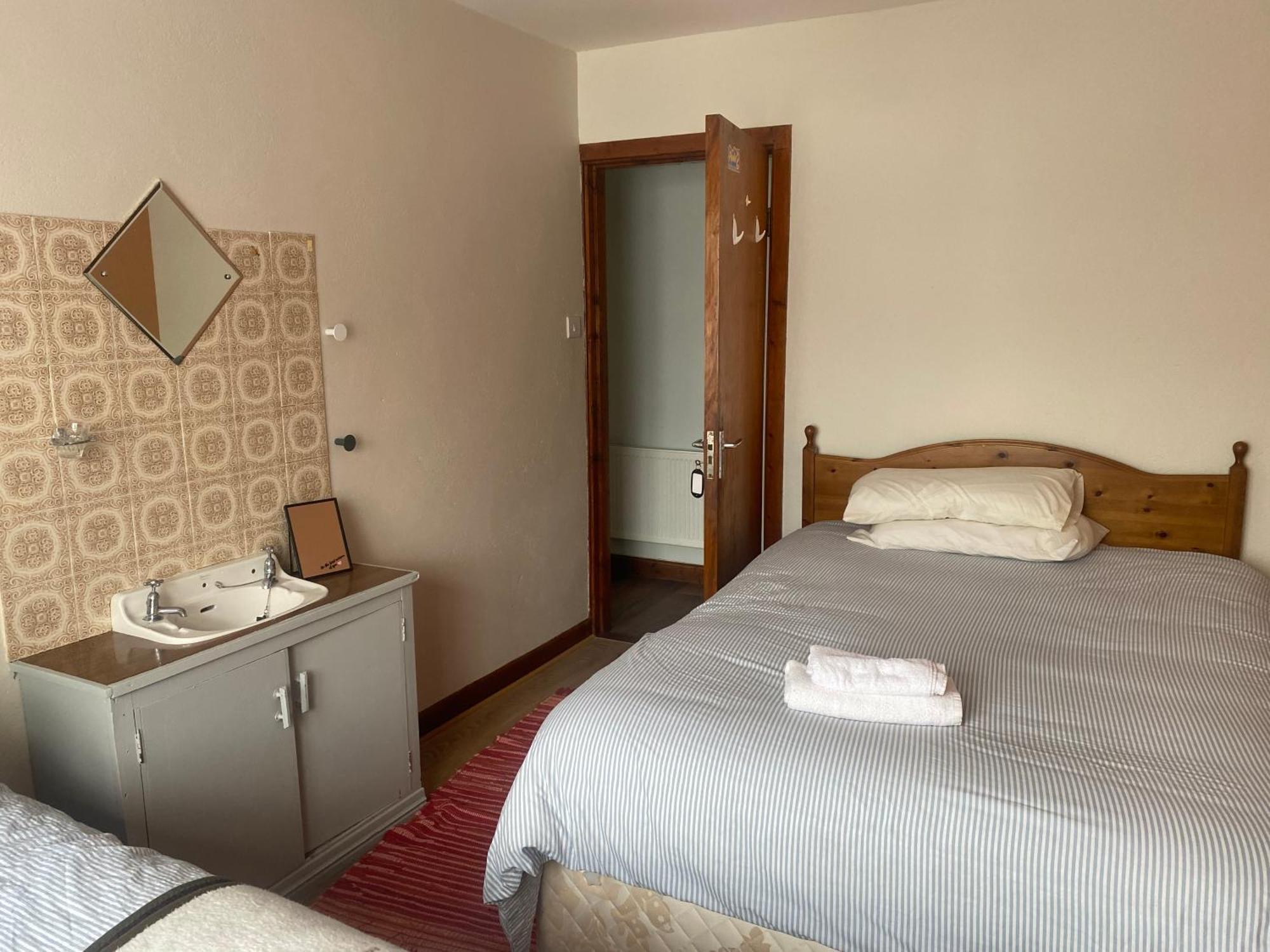 Bluebell Apartment Sleeps 7 Only Let As Whole Apartment Blennerville Екстериор снимка